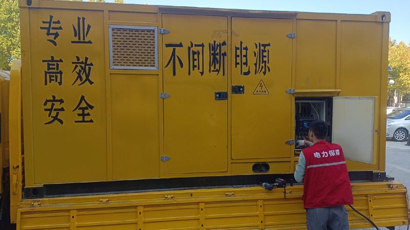 阿尔山柴油发电机组和UPS电源配合使用时，如何避免切换过程中的电力中断？